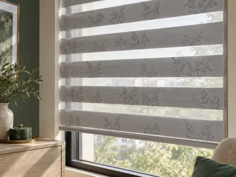 Cận cảnh Rèm cầu vồng bên ô cửa